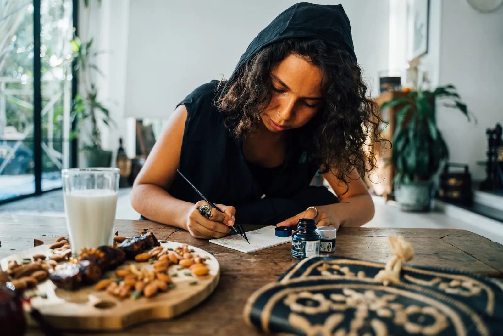 Iemand schrijft aan tafel een brief