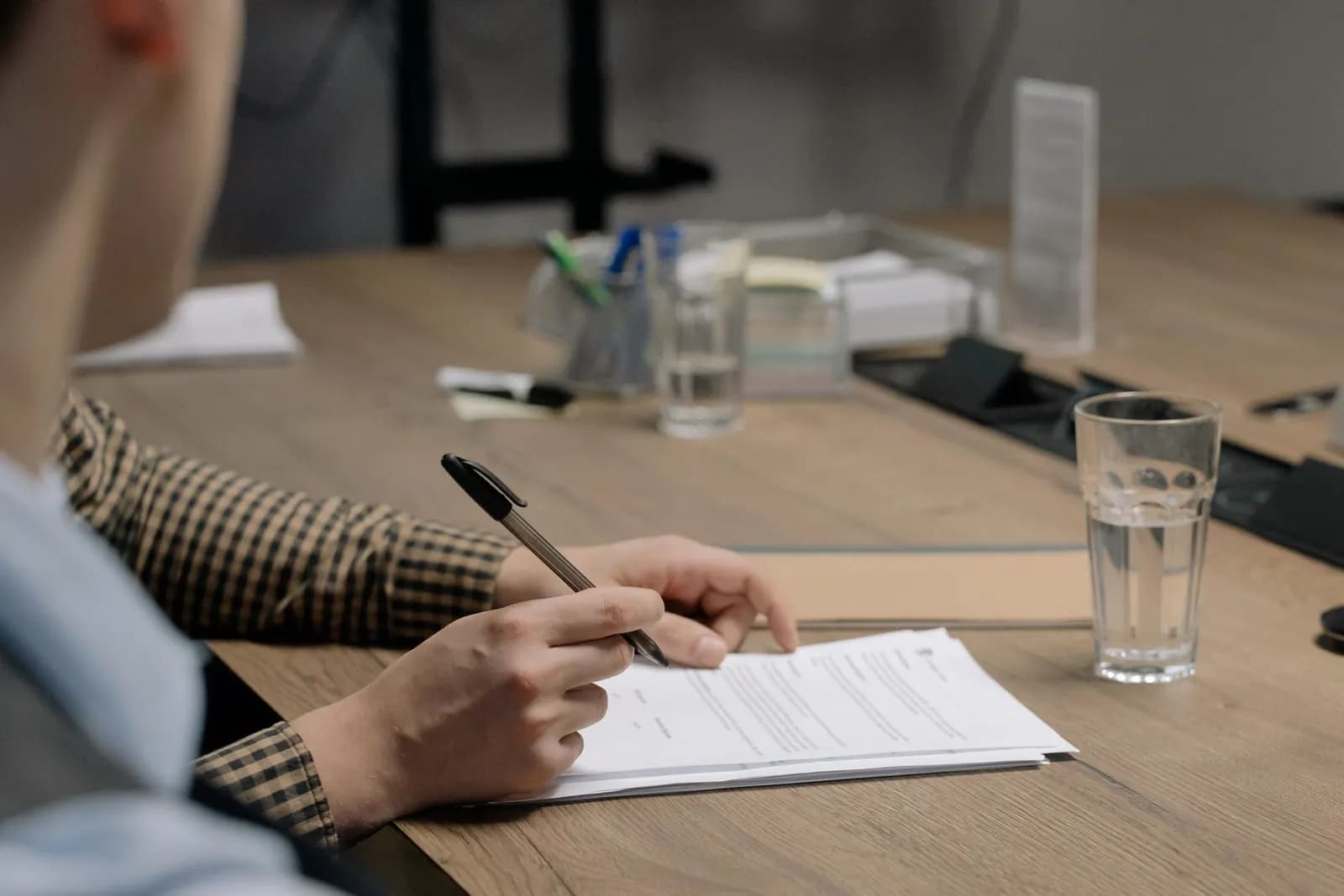 Iemand werkt aan een bureau met documenten