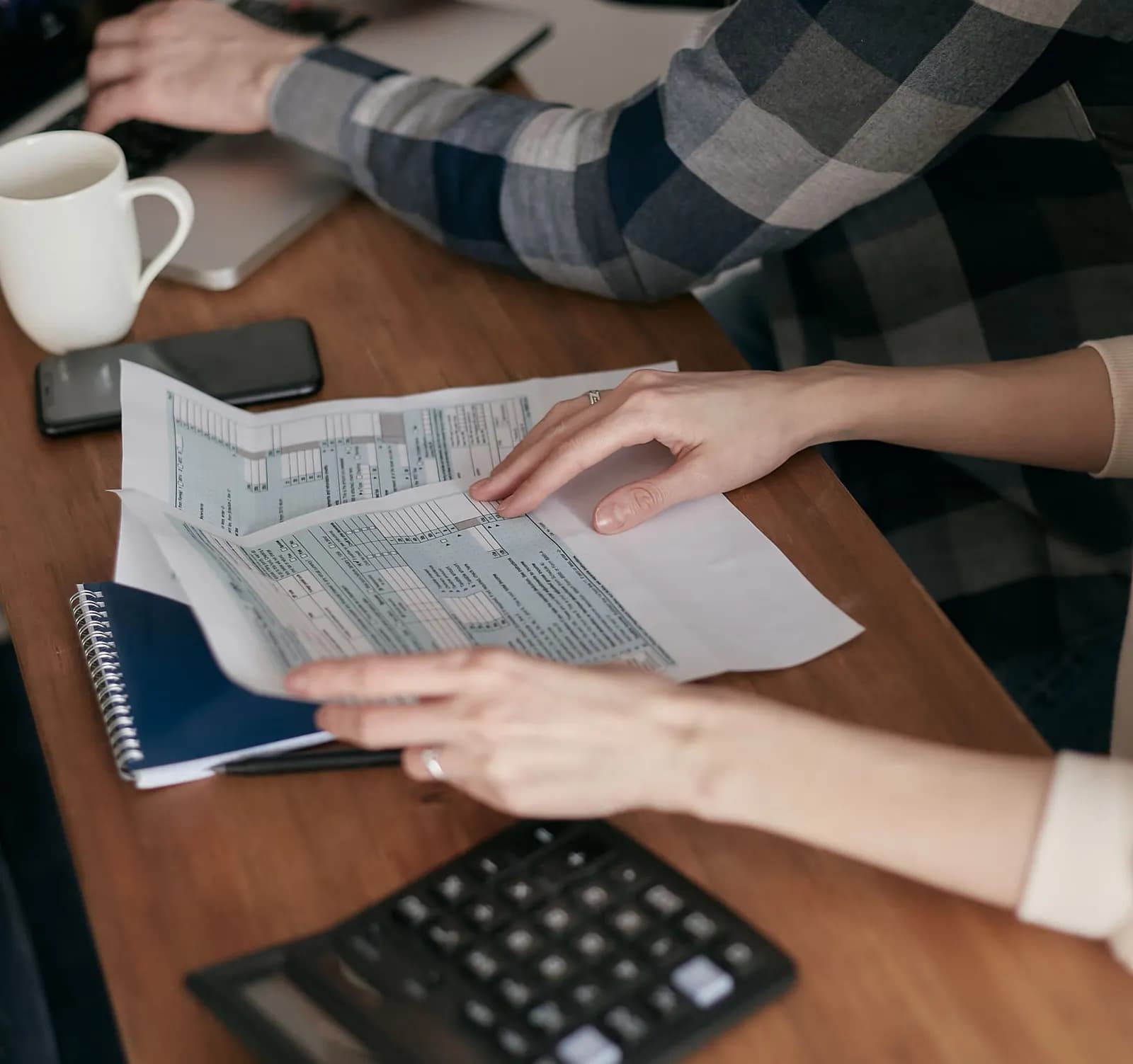Een bureau met papierwerk in een klein kantoor