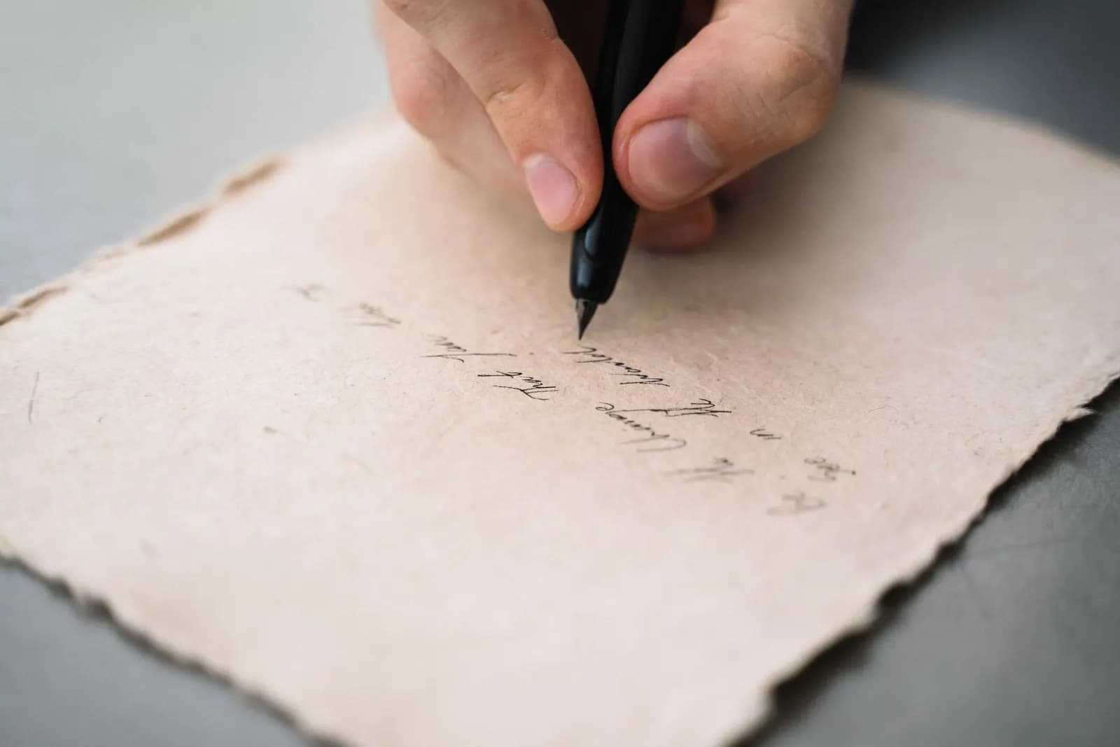 Een hand schrijft met een pen op papier