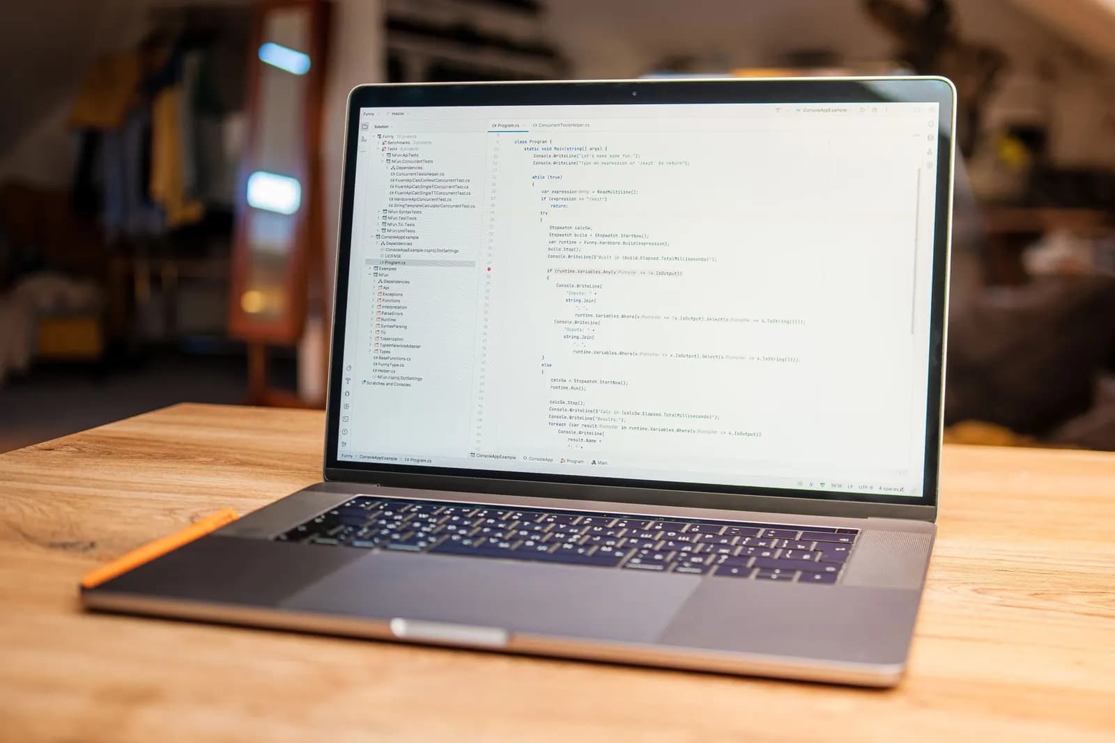 Een laptop op een bureau